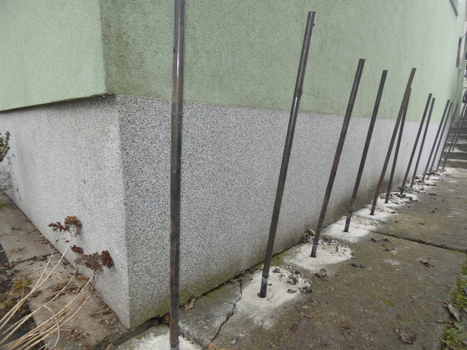 Épület stabilizálása injektálással – furatok és anyagbefecskendezés egy családi ház alapja alatt