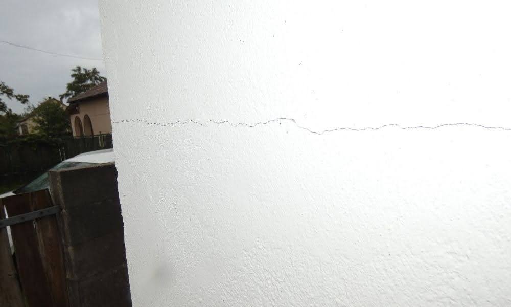 vízszintes repedés javítása ház